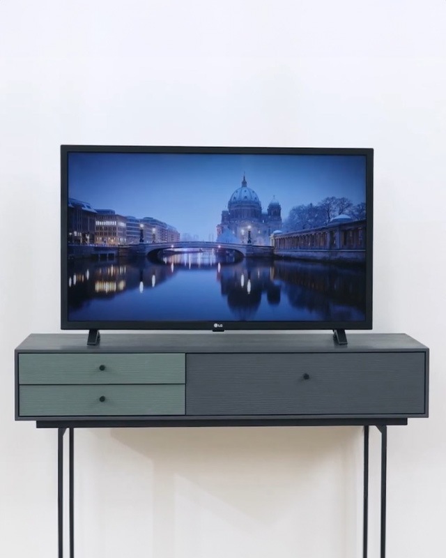어두운 청록색 다이 위에 배치된 LG 일반 LED TV